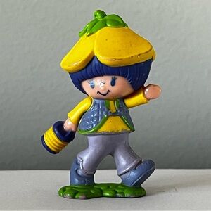 Vintage Strawberryland Miniature: Almond Tea with a Lantern